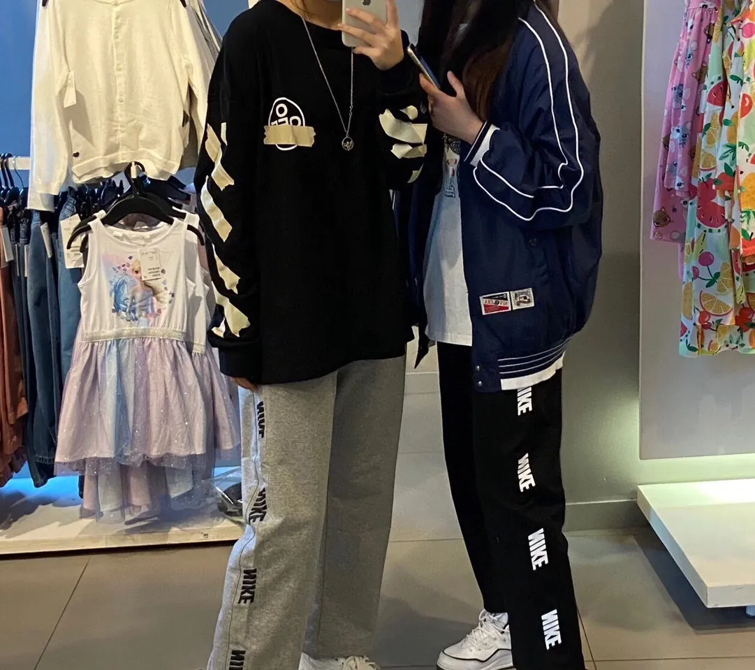♻️💯Upper body reference model picture❤️Top tested version OFF WHITE OW hot stamping tape printing male and female couple pure cotton loose same style pullover hooded sweatshirt The printing is done on a Japanese-owned Mimaki printing machine, with no edges or burrs. Inkjet heat transfer is hot-pressed and cold-teared, and the high temperature is 180 degrees. The front piece needs to be pressed twice (the second time requires 180kg of air pressure). The transparent fabric is anti-scratch and ironing, and the printing is fog-free. The semi-transparent tape in the front circle can reveal the part of the printing underneath. The golden printing color of the tape is not The flat color and tape printing overlap have different color depths. The wash label is also customized according to the original font. The accessories still use the full line of correct accessories. The rectangular woven collar label design is cancelled. The previous three-dimensional silicone feel font is changed to a fully woven collar label. Fluorescent fonts can be seen on the collar label. The five-link silicone hangtag, three-link washable label and zebra crossing packaging line are still the same. 480g pure cotton terry fabric, a major launch with full drape. A full set of customized accessories, one-to-one mold opening, professional ow. Size: XS-L Size chart